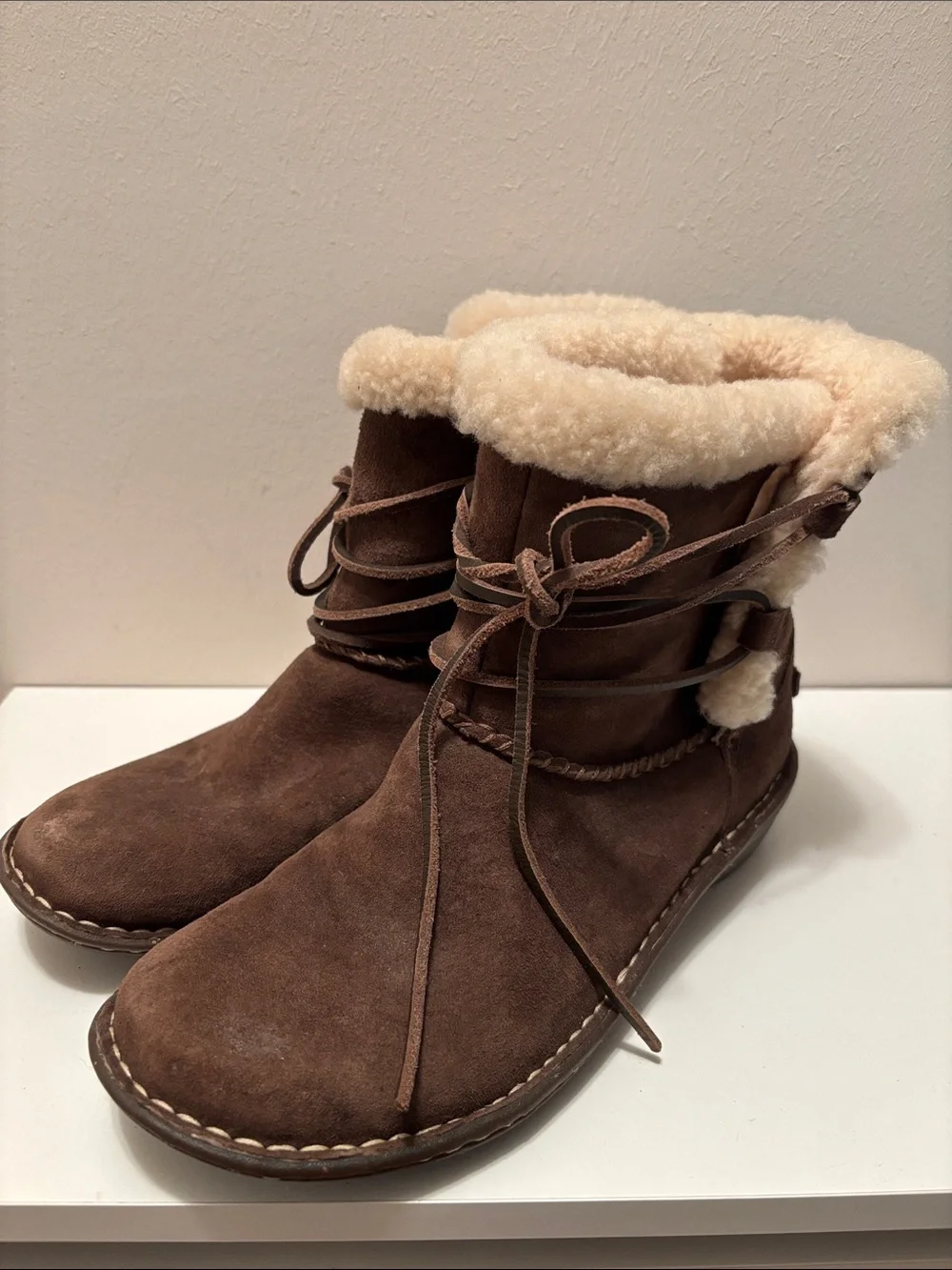 Ugg Caspia winter boots comfy shearling suede 9/40